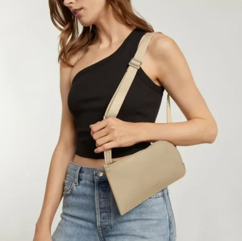 Everlane The Cactus Leather Sling Belt Crossbody Bag in Cashew Cream